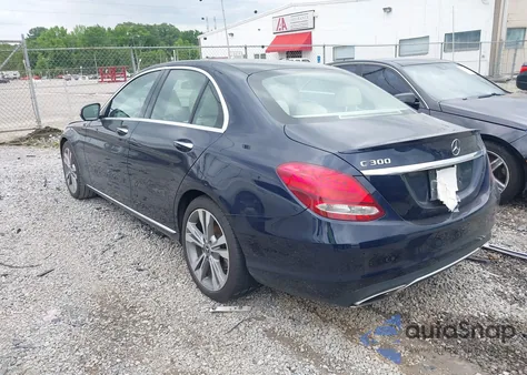 2017 Mercedes-Benz C 300 Luxury/Sport z USA, uszkodzony, nr VIN 55SWF4JBXHU232570